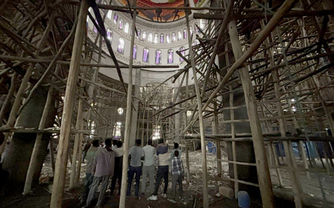 Rettungskräfte waren bis in den späten Abend im Einsatz.  - Foto: Samuel Getachew/dpa