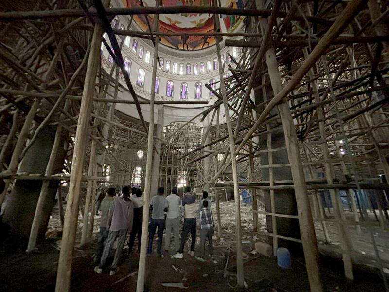 Rettungskräfte waren bis in den späten Abend im Einsatz.  - Foto: Samuel Getachew/dpa