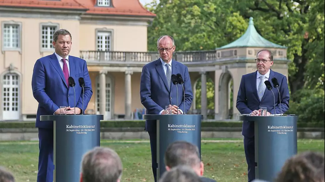 Klingbeil, Merz, Dobrindt bei Kabinettsklausur in der Villa Borsig am 01.10.2025 - Bild: über dts Nachrichtenagentur