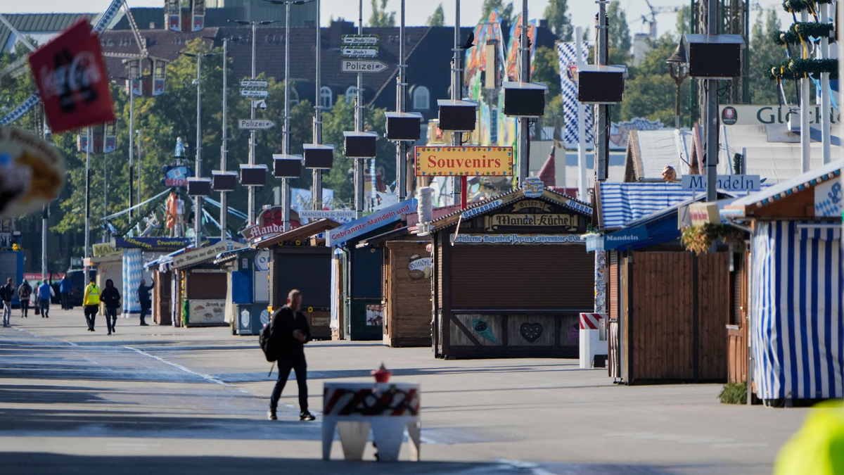 Am Mittwoch blieb die Wiesn lange leer - der Gastgewerbeverband Dehoga bringt nun einen Extra-Tag ins Spiel. - Foto: Matthias Schrader/AP/dpa