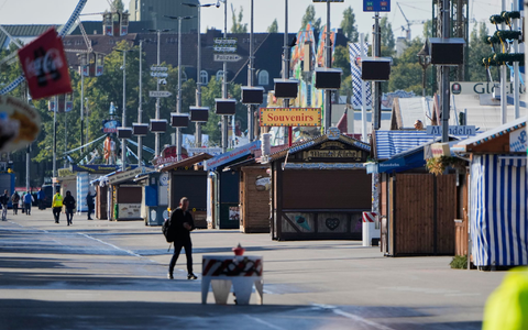 Am Mittwoch blieb die Wiesn lange leer - der Gastgewerbeverband Dehoga bringt nun einen Extra-Tag ins Spiel. - Foto: Matthias Schrader/AP/dpa