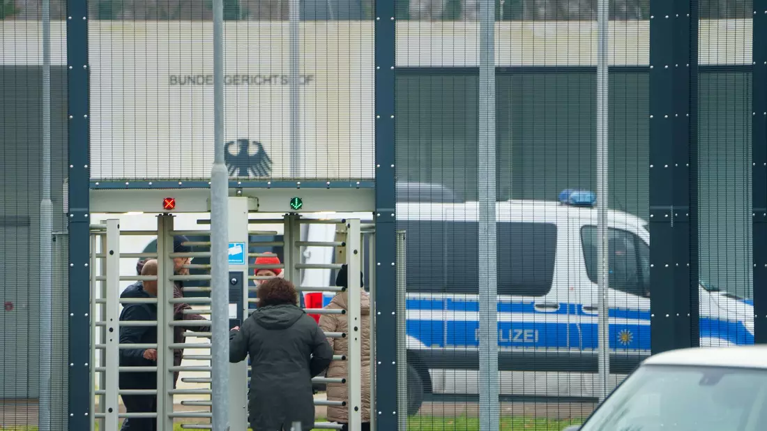 Alle drei mutmaßlichen Hamas-Mitglieder sind inzwischen in Untersuchungshaft. - Bild: Andreas Arnold/dpa
