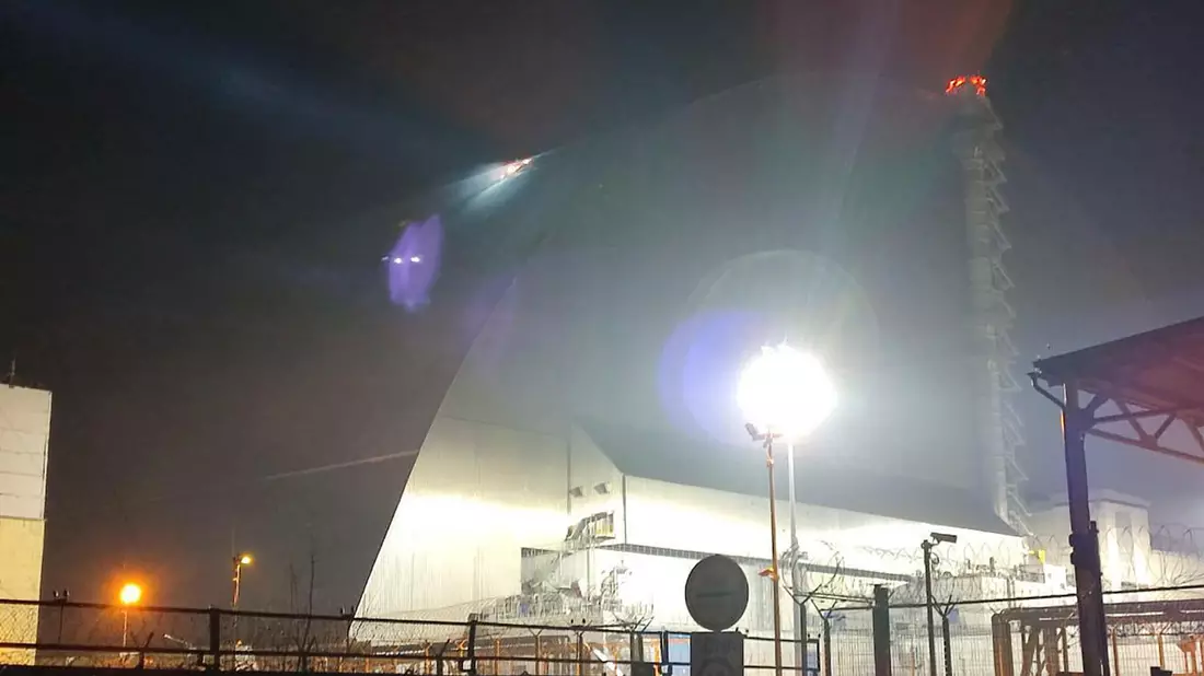 Der Sarkophag von Tschernobyl wurde im schon Februar durch eine Drohne beschädigt. (Archivbild) - Bild: Uncredited/Ukrainian Emergency Service/dpa