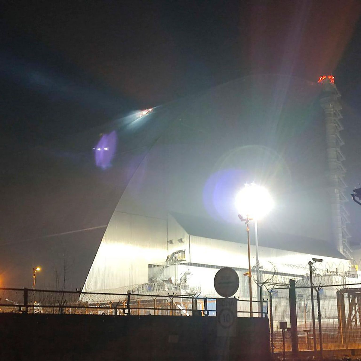 Der Sarkophag von Tschernobyl wurde im schon Februar durch eine Drohne beschädigt. (Archivbild) - Foto: Uncredited/Ukrainian Emergency Service/dpa