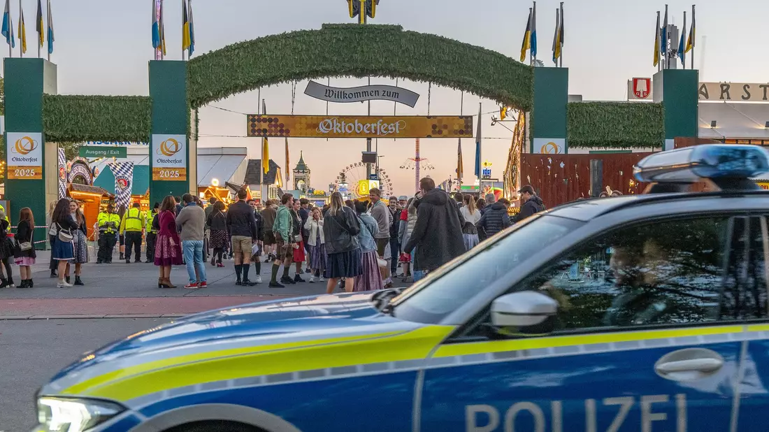 Nach einer Bombendrohung wurde am Mittwoch das Oktoberfest gesperrt. Am Abend startete dann der Festbetrieb. - Bild: Armin Weigel/dpa