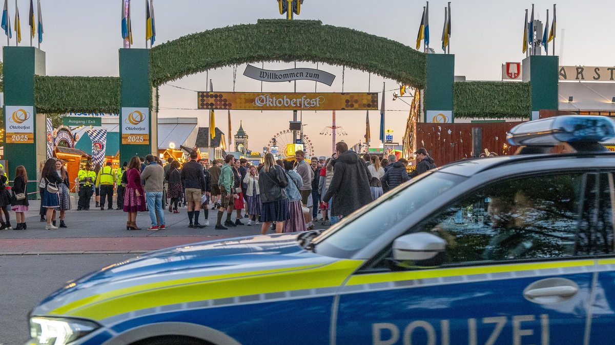 Nach einer Bombendrohung wurde am Mittwoch das Oktoberfest gesperrt. Am Abend startete dann der Festbetrieb. - Foto: Armin Weigel/dpa