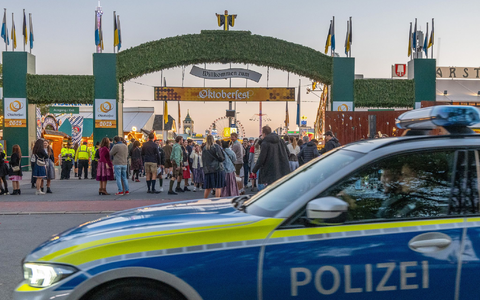 Nach einer Bombendrohung wurde am Mittwoch das Oktoberfest gesperrt. Am Abend startete dann der Festbetrieb. - Foto: Armin Weigel/dpa