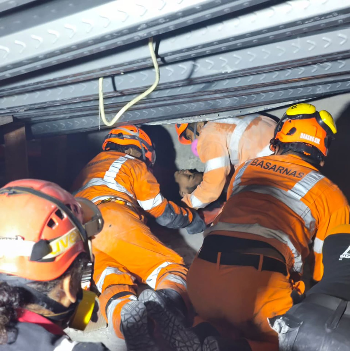 Die Retter haben mehrere Menschen lebend geborgen. - Foto: -/Basarnas/XinHua/dpa