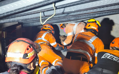 Die Retter haben mehrere Menschen lebend geborgen. - Foto: -/Basarnas/XinHua/dpa