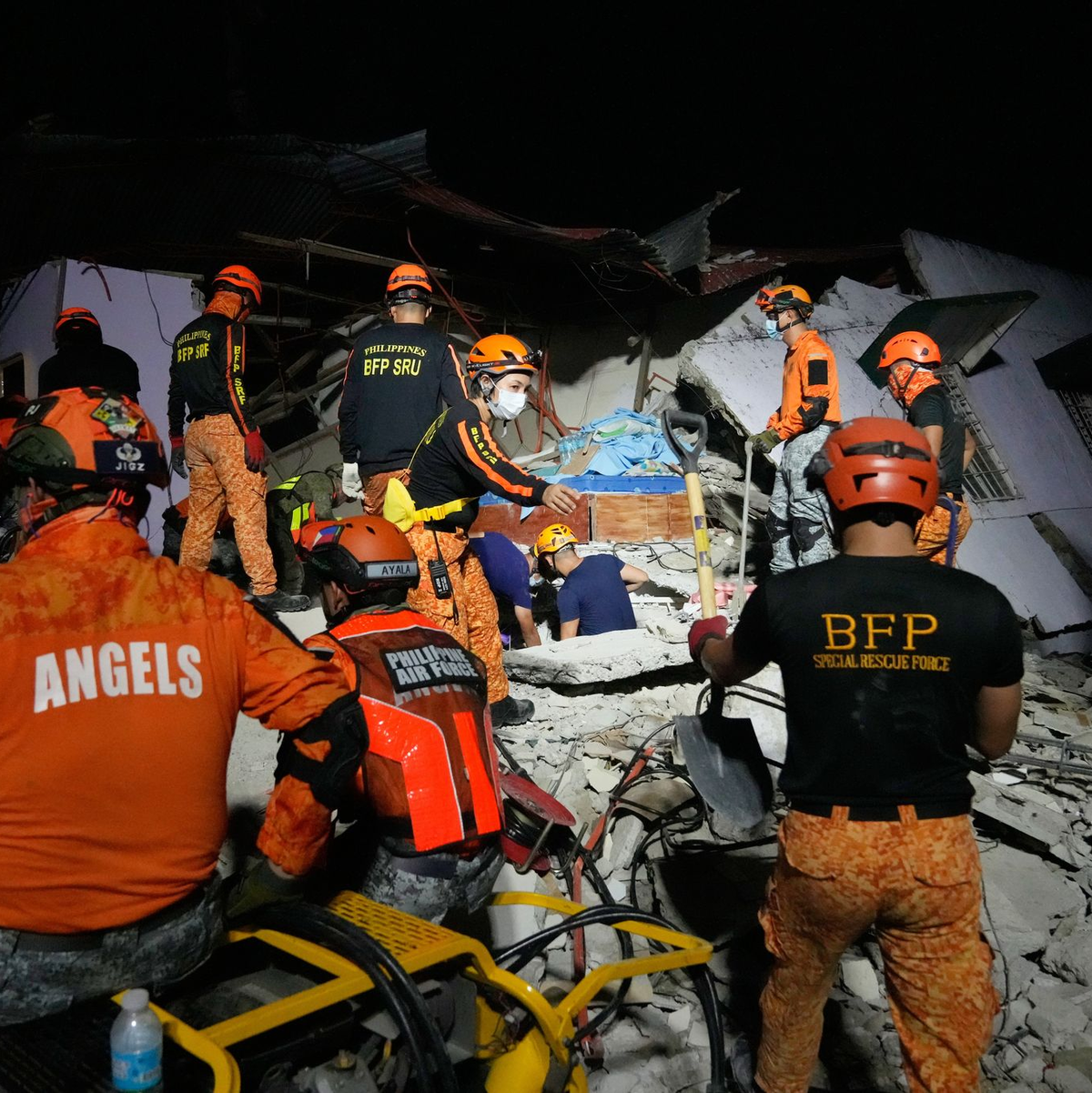 Retter suchten weiter nach möglichen Verschütteten. - Foto: Aaron Favila/AP/dpa