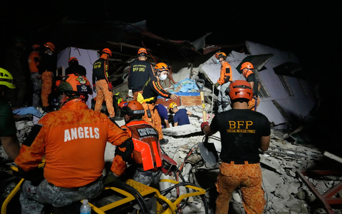 Retter suchten weiter nach möglichen Verschütteten. - Foto: Aaron Favila/AP/dpa