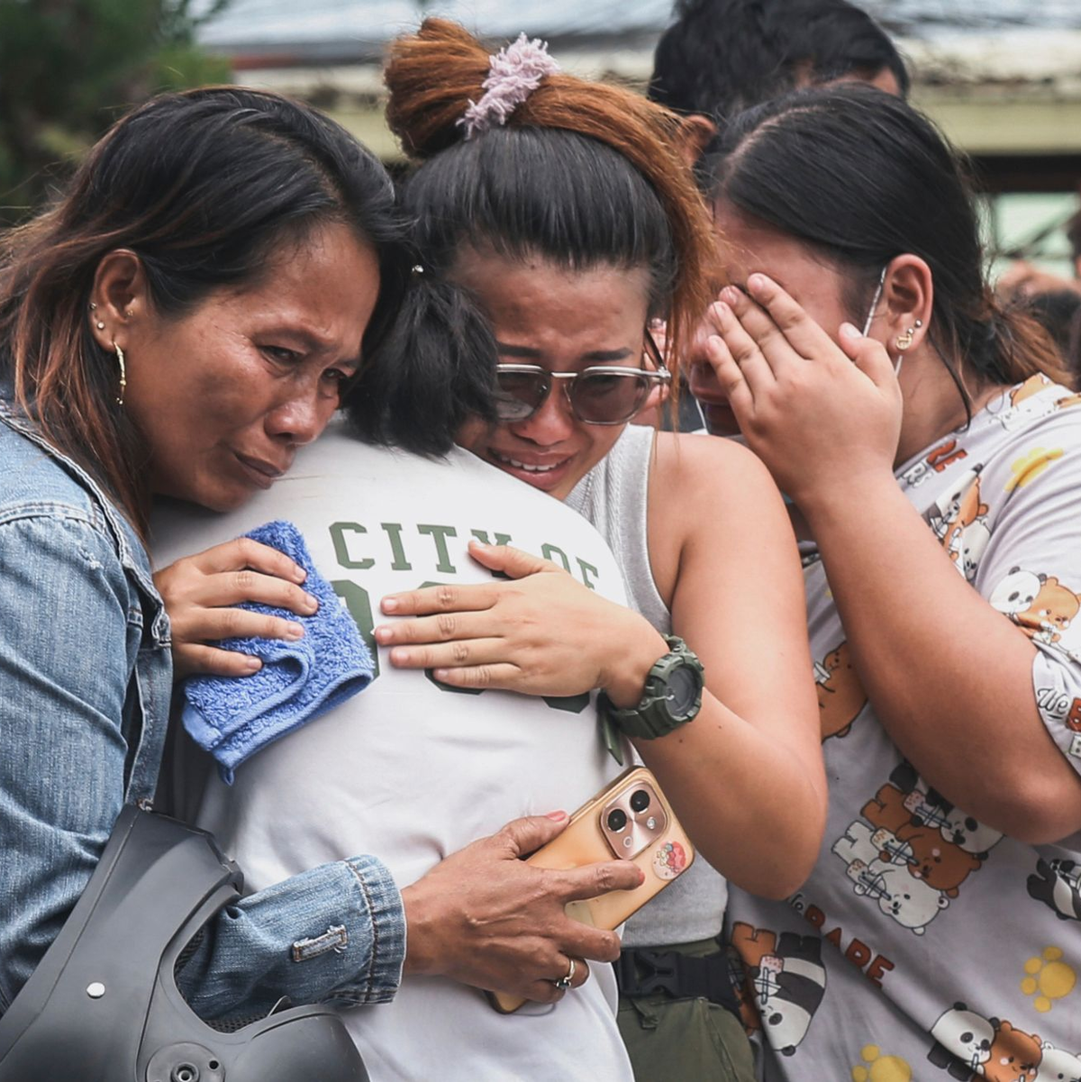 Die Verzweiflung bei Angehörigen der Opfer war groß. - Foto: Jacqueline Hernandez/AP/dpa