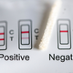 Positiv oder negativ - das zeigt ein Test an. (Symbolbild) - Foto: Jens Kalaene/dpa