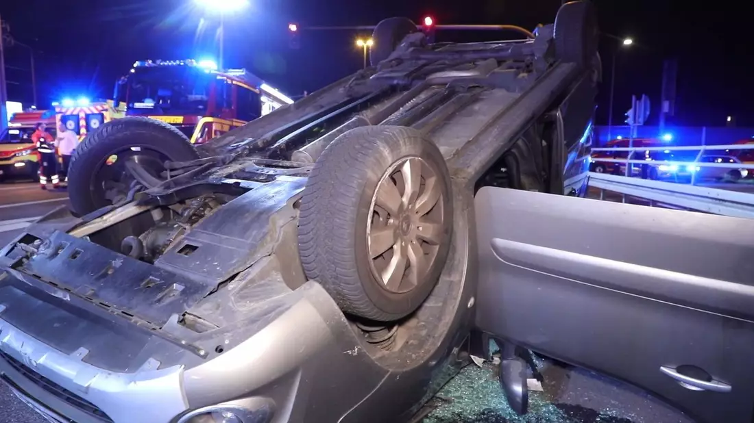 FW Dresden: Verkehrsunfall - Feuerwehr rettet Person aus umgekippten PKW - Bild: presseportal.de