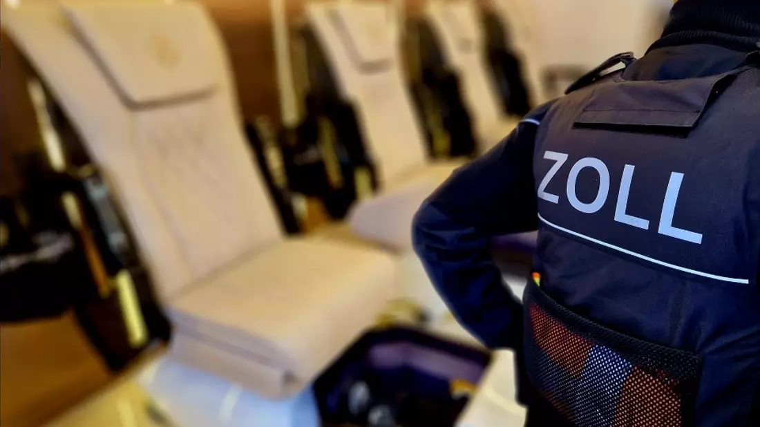 HZA-P: Illegaler Aufenthalt und Schwarzarbeit sind das Ergebnis einer Zollkontrolle in Potsdamer und Teltower Nagelstudios / Fluchtversuche können durch Einsatzkräfte verhindert werden - Bild: presseportal.de