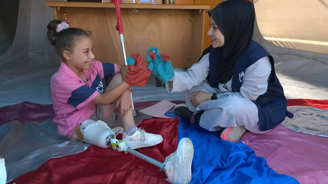 Gaza: Heba baut Prothesen - mitten im Krieg / Malak, 9 Jahre alt, lernt wieder laufen - Bild: presseportal.de