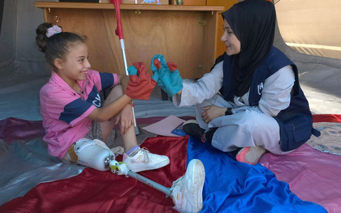 Gaza: Heba baut Prothesen - mitten im Krieg / Malak, 9 Jahre alt, lernt wieder laufen - Foto: presseportal.de