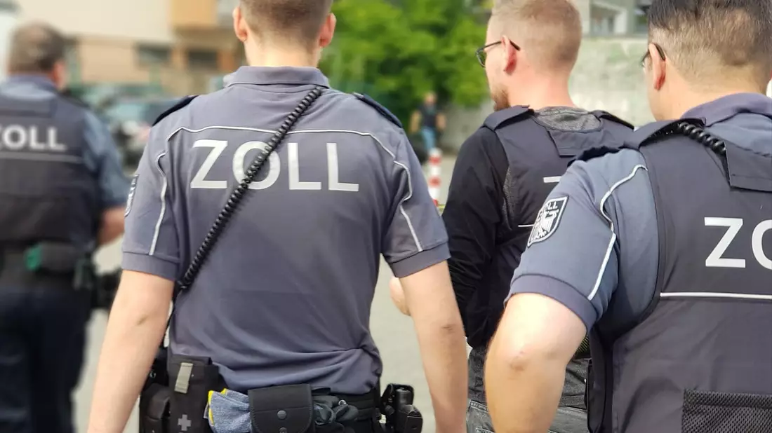 HZA-DU: Verstecken war zwecklos - Zoll stellte bei acht Personen illegalen Aufenthalt fest // Großprüfung der Finanzkontrolle Schwarzarbeit im Bereich Logistik - Bild: presseportal.de