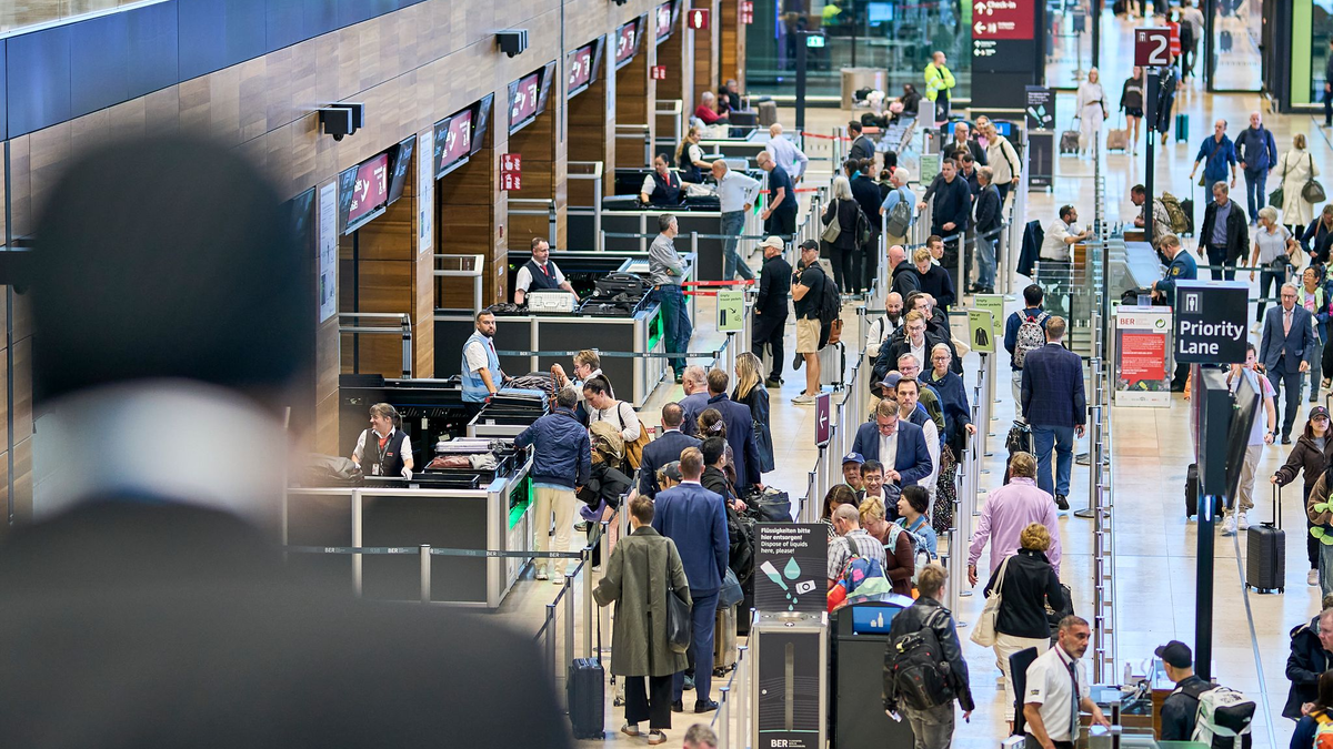 Am Wochenende werden sehr viele Fluggäste am Flughafen Berlin-Brandenburg erwartet. (Archivbild) - Foto: Michael Ukas/dpa
