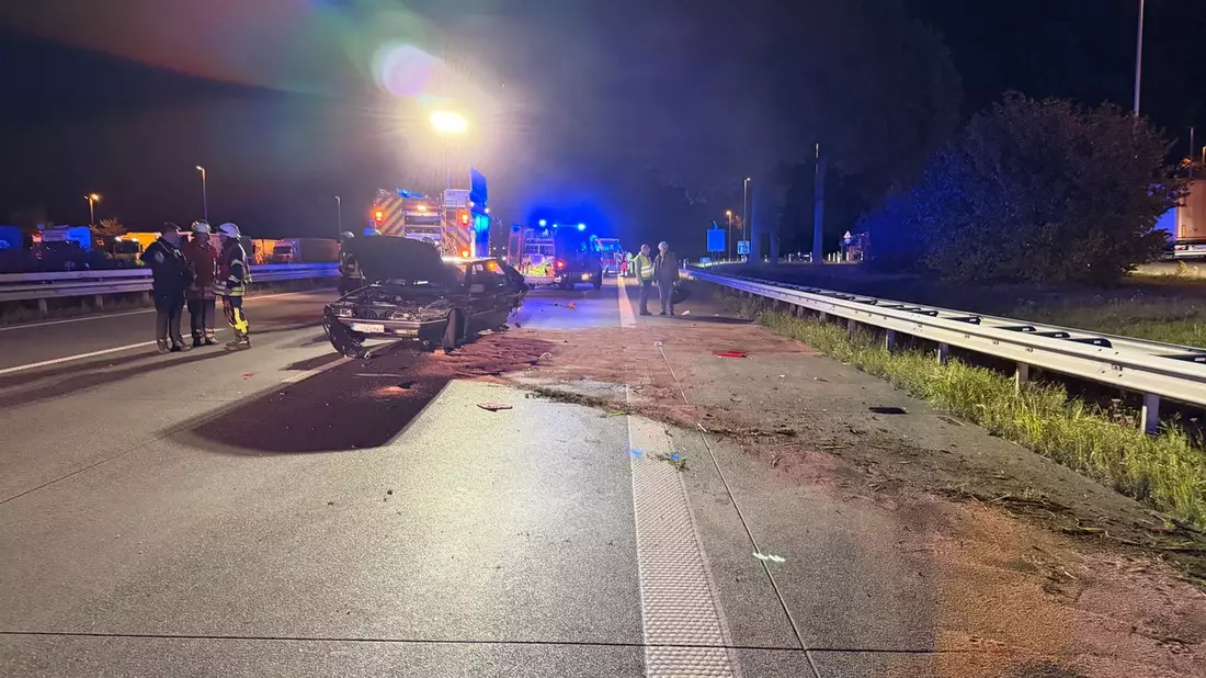 FW-ROW: Großes Trümmerfeld nach Auffahrunfall auf der A1 - Bild: presseportal.de