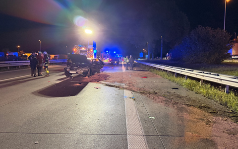 FW-ROW: Großes Trümmerfeld nach Auffahrunfall auf der A1 - Foto: presseportal.de
