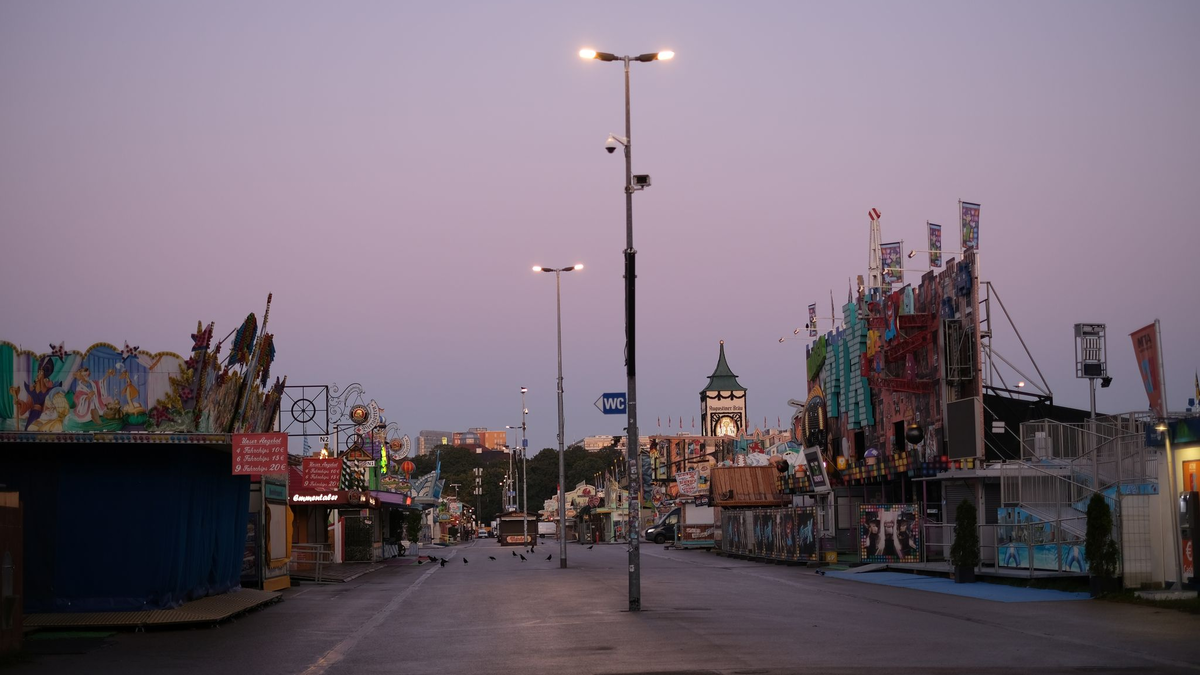 Die Wiesn am Tag danach. - Foto: Simon Sachseder/dpa
