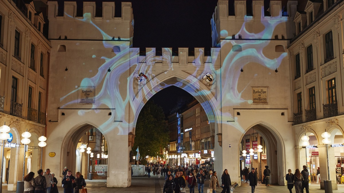 Lichtinstallation am Münchner Karlstor - Auftakt des Brustkrebsmonats Oktober / Illumination setzte Frauen mit metastasiertem Brustkrebs ins Licht - Foto: presseportal.de