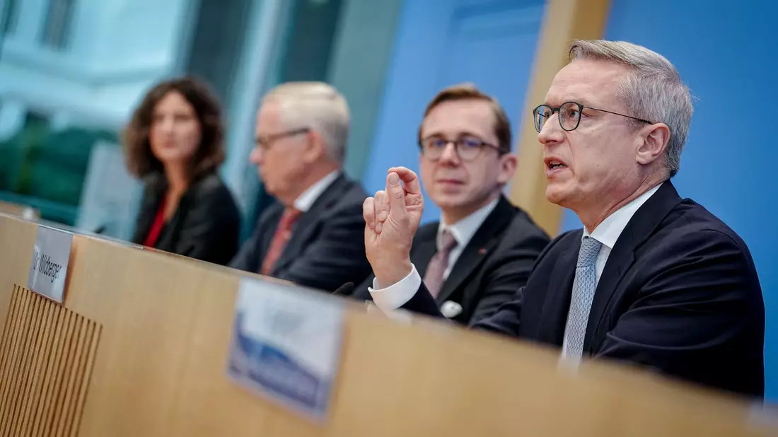 Der NKR stellt seinen Jahresbericht zusammen mit Digitalisierungsminister Karsten Wildberger (CDU) und dem Parlamentarischen Staatssekretär seines Ministeriums, Philipp Amthor (CDU), vor. - Bild: Kay Nietfeld/dpa