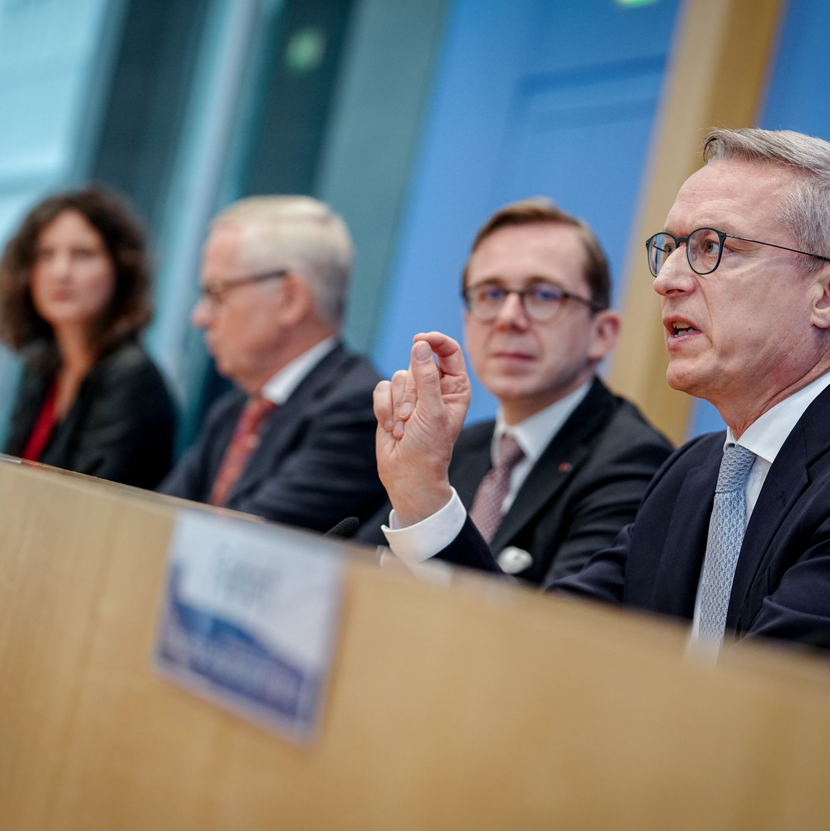 Der NKR stellt seinen Jahresbericht zusammen mit Digitalisierungsminister Karsten Wildberger (CDU) und dem Parlamentarischen Staatssekretär seines Ministeriums, Philipp Amthor (CDU), vor. - Foto: Kay Nietfeld/dpa