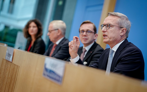 Der NKR stellt seinen Jahresbericht zusammen mit Digitalisierungsminister Karsten Wildberger (CDU) und dem Parlamentarischen Staatssekretär seines Ministeriums, Philipp Amthor (CDU), vor. - Foto: Kay Nietfeld/dpa