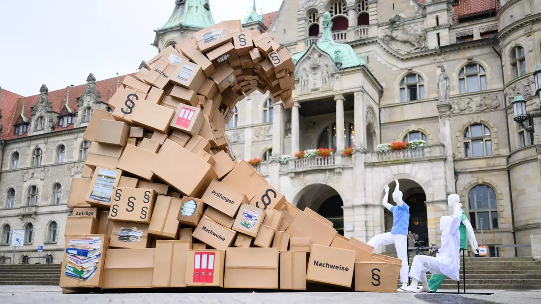 Viele Branchen klagen über bürokratischen Aufwand. (Archivbild) - Bild: Julian Stratenschulte/dpa