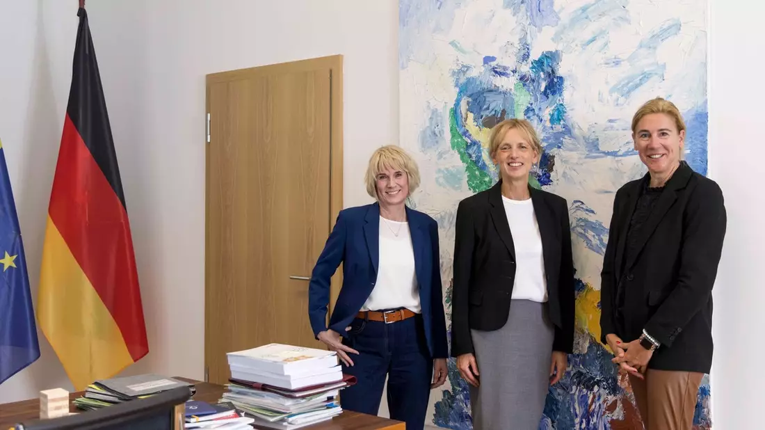 Eltern sind gefragt!: Exklusiv-Interview mit Bundesministerin Karin Prien in BILD der FRAU - Bild: presseportal.de