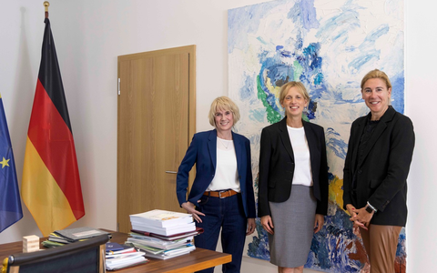 Eltern sind gefragt!: Exklusiv-Interview mit Bundesministerin Karin Prien in BILD der FRAU - Foto: presseportal.de Eltern sind gefragt!: Exklusiv-Interview mit Bundesministerin Karin Prien in BILD der FRAU - Foto: presseportal.de