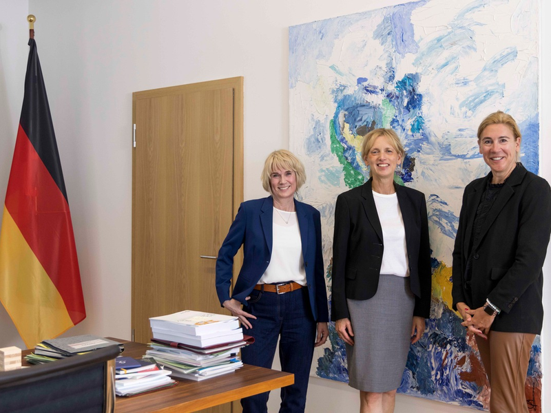 Eltern sind gefragt!: Exklusiv-Interview mit Bundesministerin Karin Prien in BILD der FRAU - Foto: presseportal.de