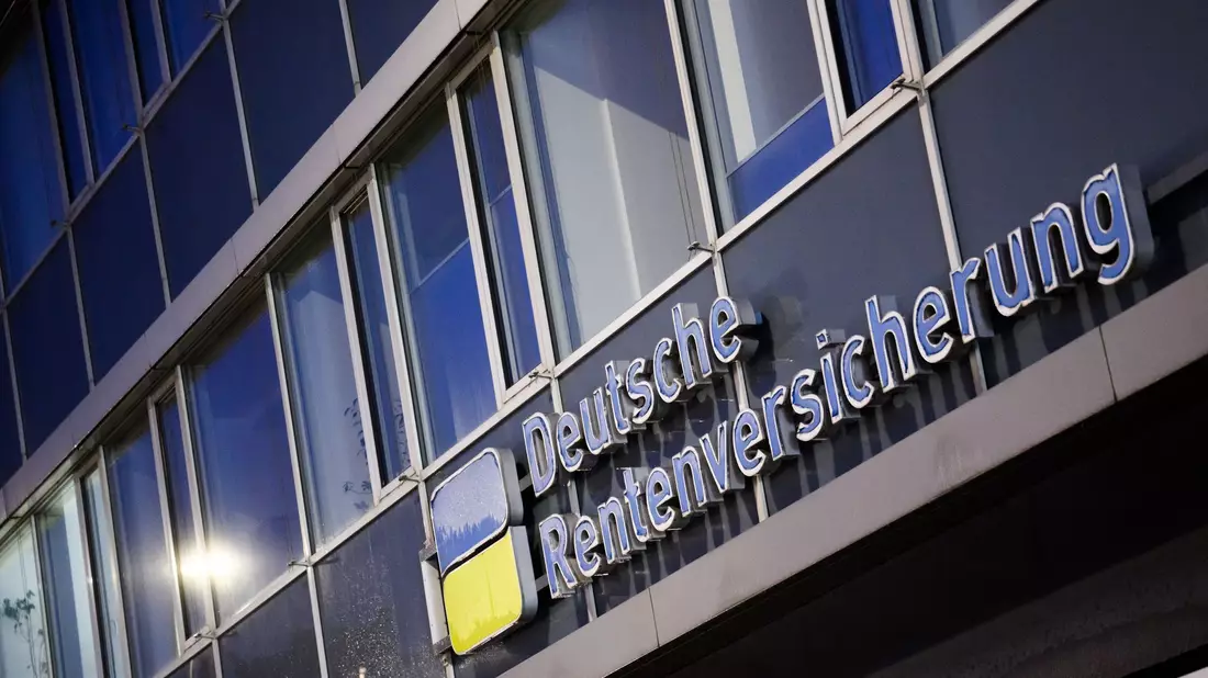 Immer mehr Rentner, immer weniger Beitragszahler: Das Rentensystem ächzt unter hohen Kosten. - Bild: Julian Stratenschulte/dpa