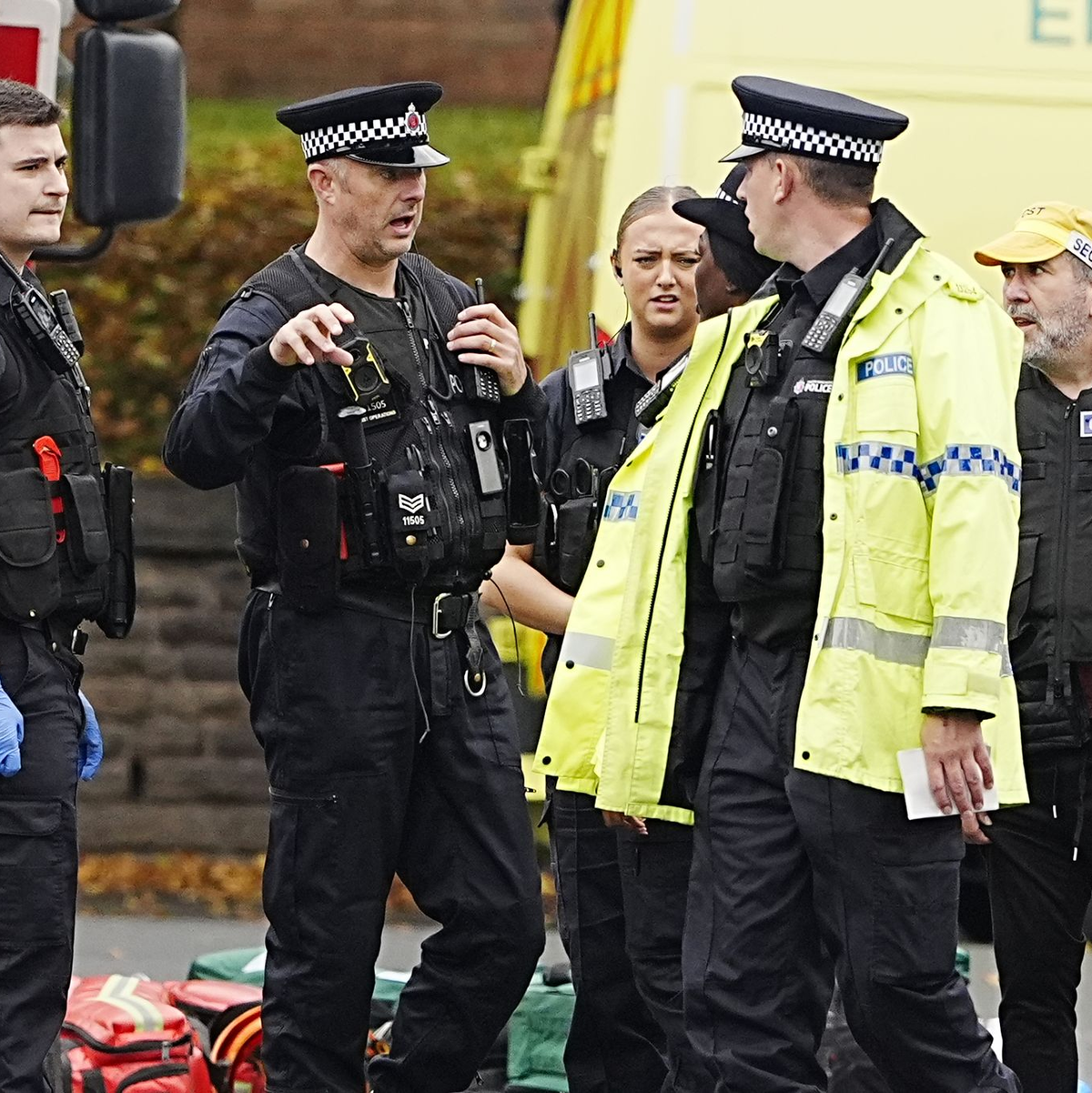 Auf Bildern vom Ort des Geschehens waren zahlreiche Rettungswagen und schwer bewaffnete Polizisten zu sehen.  - Foto: Peter Byrne/PA Wire/dpa