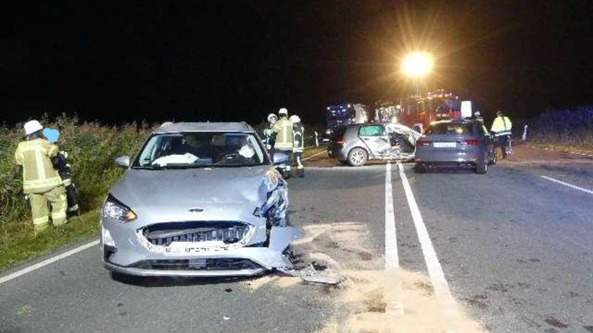 POL-CUX: Schwerer Verkehrsunfall auf der B437 kurz vor dem Wesertunnel - insgesamt vier leicht verletzte Personen - Massive Verkehrsbehinderungen (Foto im Anhang) - Foto: presseportal.de