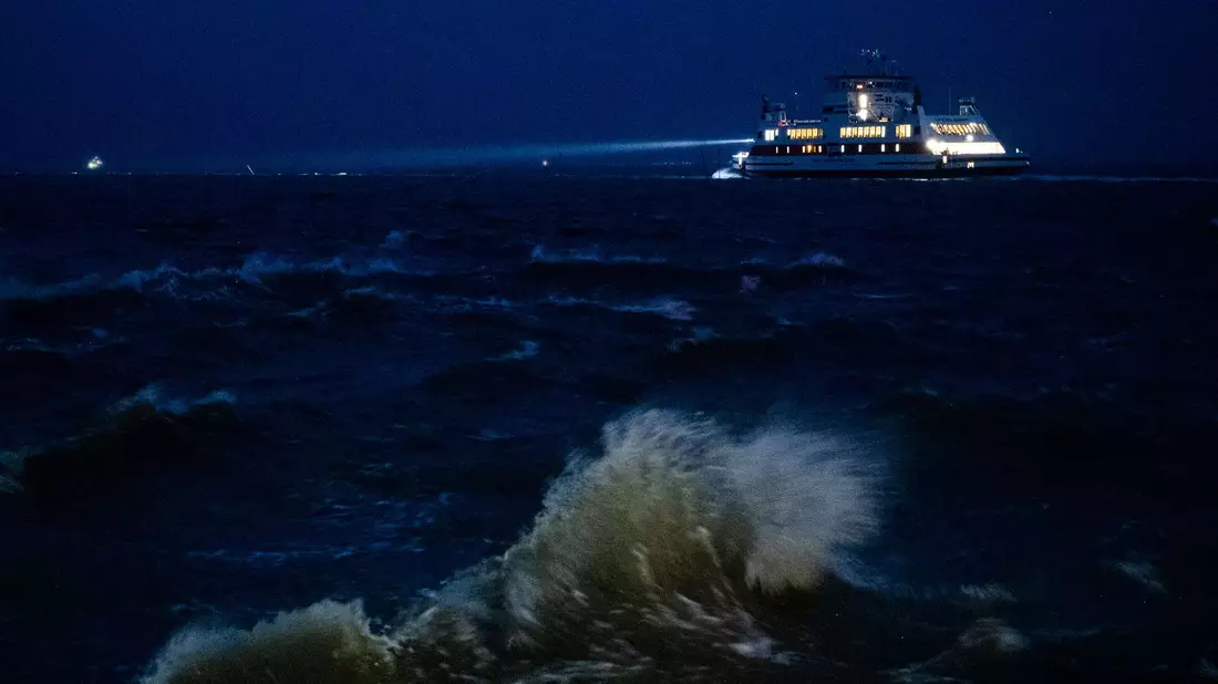In der Nacht zum Samstag beginnt der Sturm. (Archivfoto) - Bild: Daniel Bockwoldt/dpa
