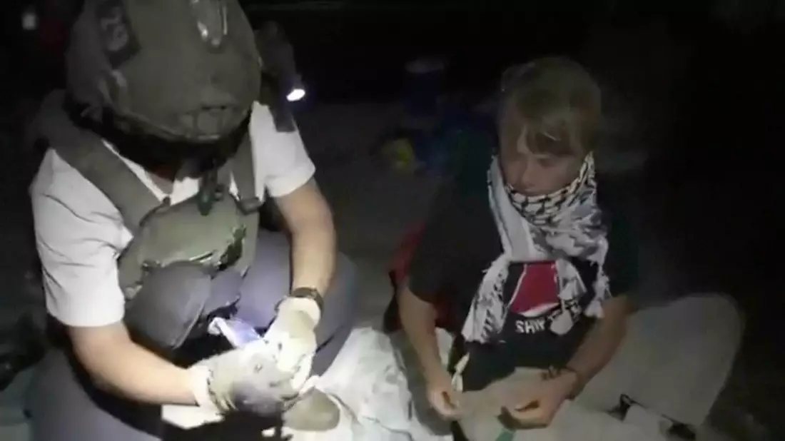 Die schwedische Aktivistin Greta Thunberg war eine der ersten Teilnehmerinne der Global Sumud Flotilla, die von israelischen Soldaten auf See festgenommen wurde.  - Bild: Uncredited/Israeli Foreign Ministry/AP/dpa