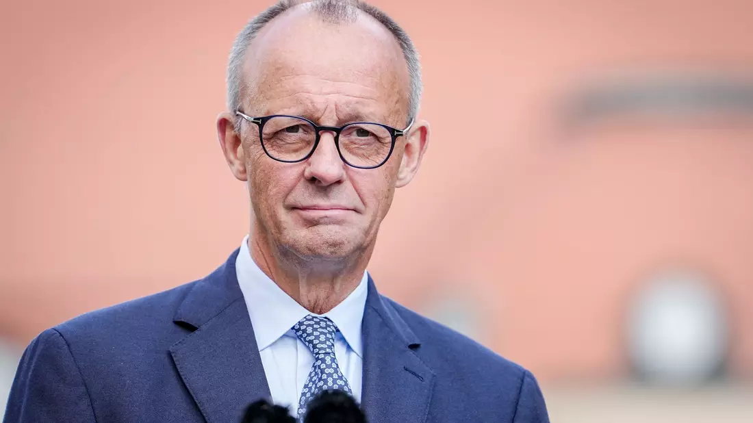 Bundeskanzler Friedrich Merz (CDU) wägt die Reaktion auf Trumps Ankündigungen. (Archivbild) - Bild: Kay Nietfeld/dpa