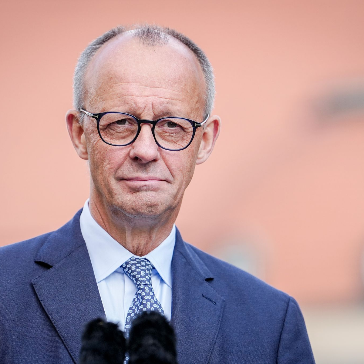 Bundeskanzler Friedrich Merz (CDU) wägt die Reaktion auf Trumps Ankündigungen. (Archivbild) - Foto: Kay Nietfeld/dpa