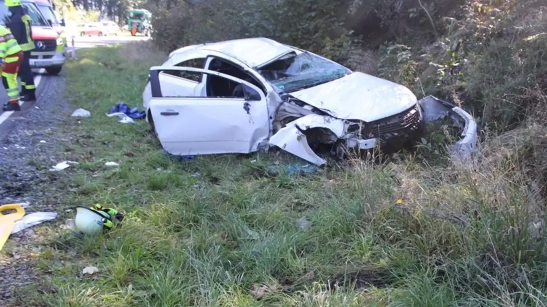 POL-SI: Mit überhöhter Geschwindigkeit unterwegs: Auto überschlägt sich mehrfach -#polsiwi - Bild: presseportal.de