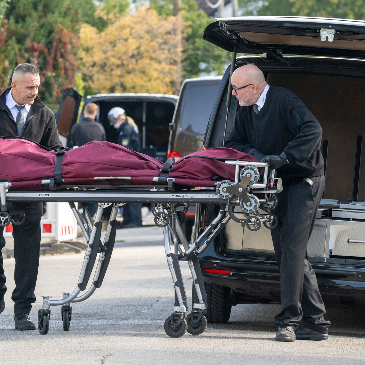 Am Tag nach dem Großbrand wurde eine Leiche aus dem Haus geborgen. (Archivbild) - Foto: Peter Kneffel/dpa