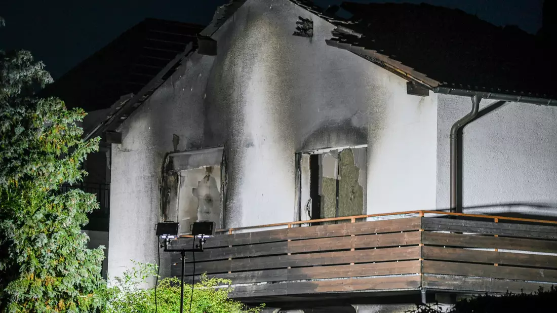 Das Haus brannte aus.  - Bild: Jason Tschepljakow/dpa