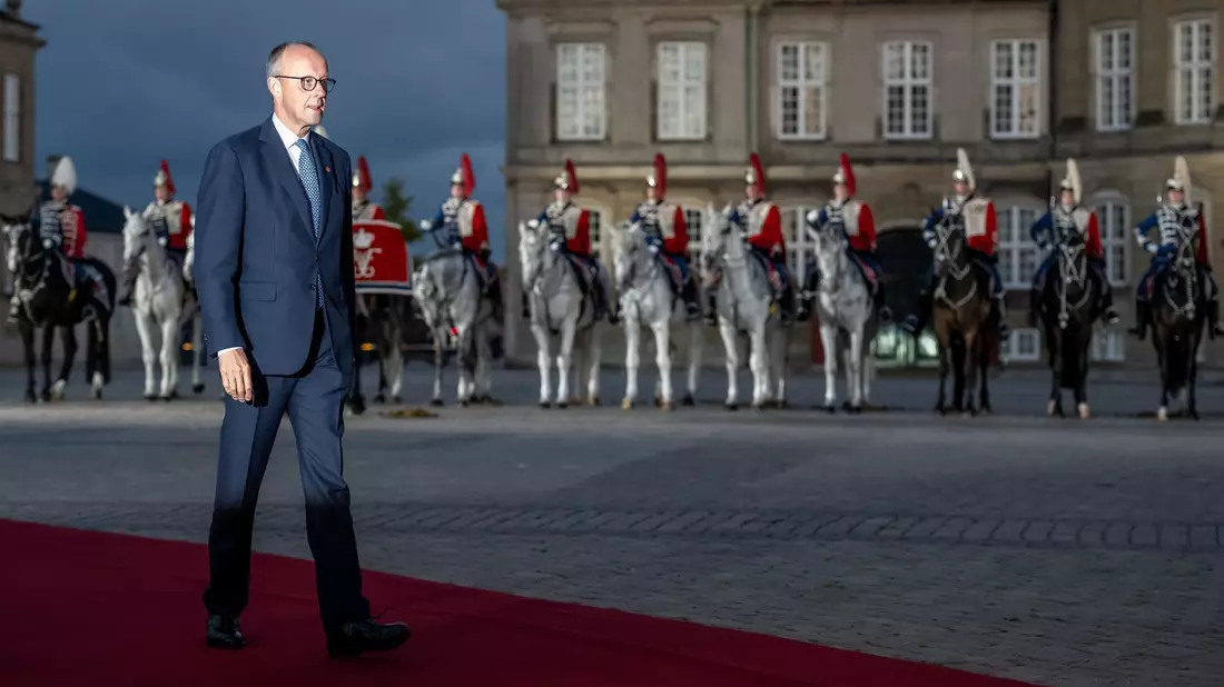 Muss sich in Kopenhagen deutliche Kritik aus Belgien anhören: Bundeskanzler Friedrich Merz. - Bild: Michael Kappeler/dpa