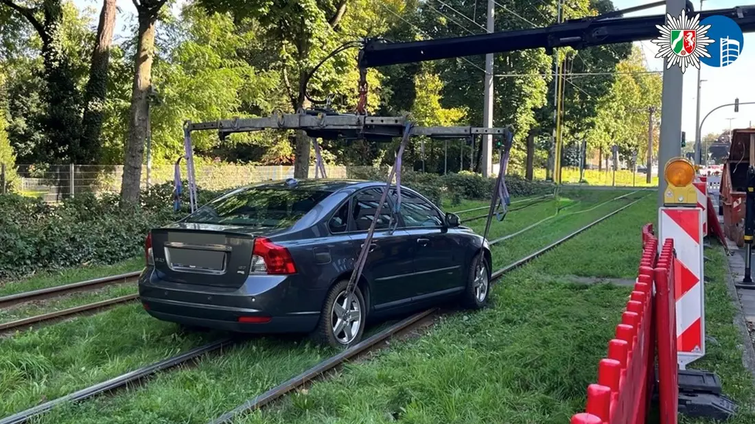 POL-OB: Fahrt ins Abseits - Pkw strandet auf Straßenbahngleisen - Bild: presseportal.de