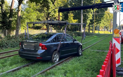 POL-OB: Fahrt ins Abseits - Pkw strandet auf Straßenbahngleisen - Foto: presseportal.de