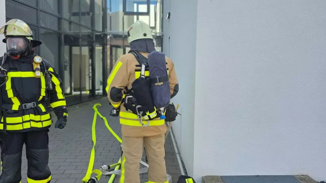 FW Grevenbroich: Zimmerbrand in Frimmersdorf - Feuerwehr rettet Frau aus verrauchter Wohnung - Bild: presseportal.de