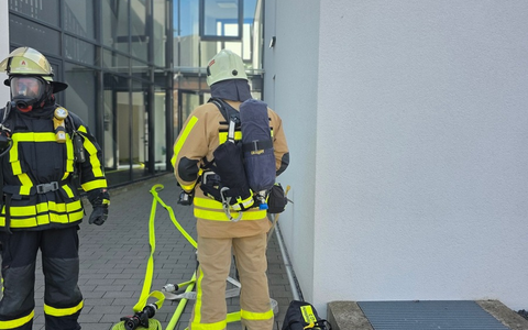 FW Grevenbroich: Zimmerbrand in Frimmersdorf - Feuerwehr rettet Frau aus verrauchter Wohnung - Foto: presseportal.de