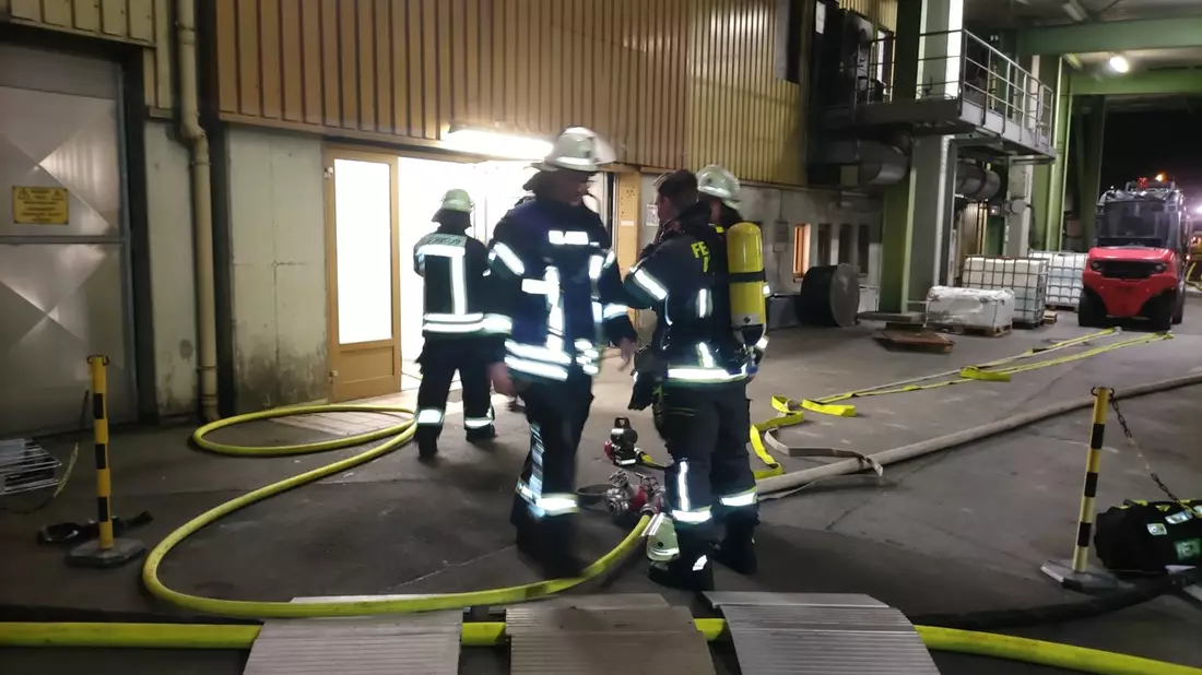 FW-AR: Brand in Chemiebetrieb in Arnsberg-Bruchhausen - Schnelles Eingreifen der Feuerwehr verhindert Ausbreitung - Bild: presseportal.de